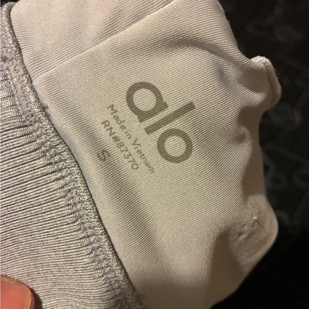 Alo Yoga Light Gray Workout Top - Picture 1 of 7